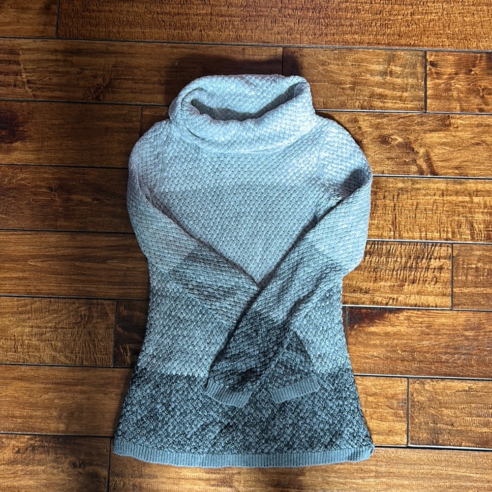 Like new 100% cotton size small Tahari sweater